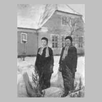 114-0029 Ehrengard Karl und Erika Grytzan vor der Schule.jpg